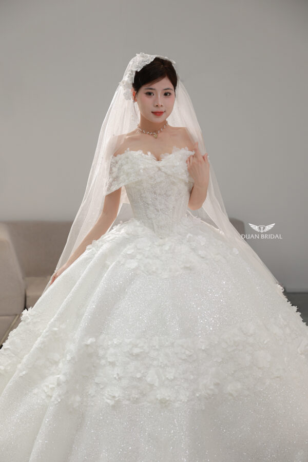 3D Floral Appliqué Wedding Dresses