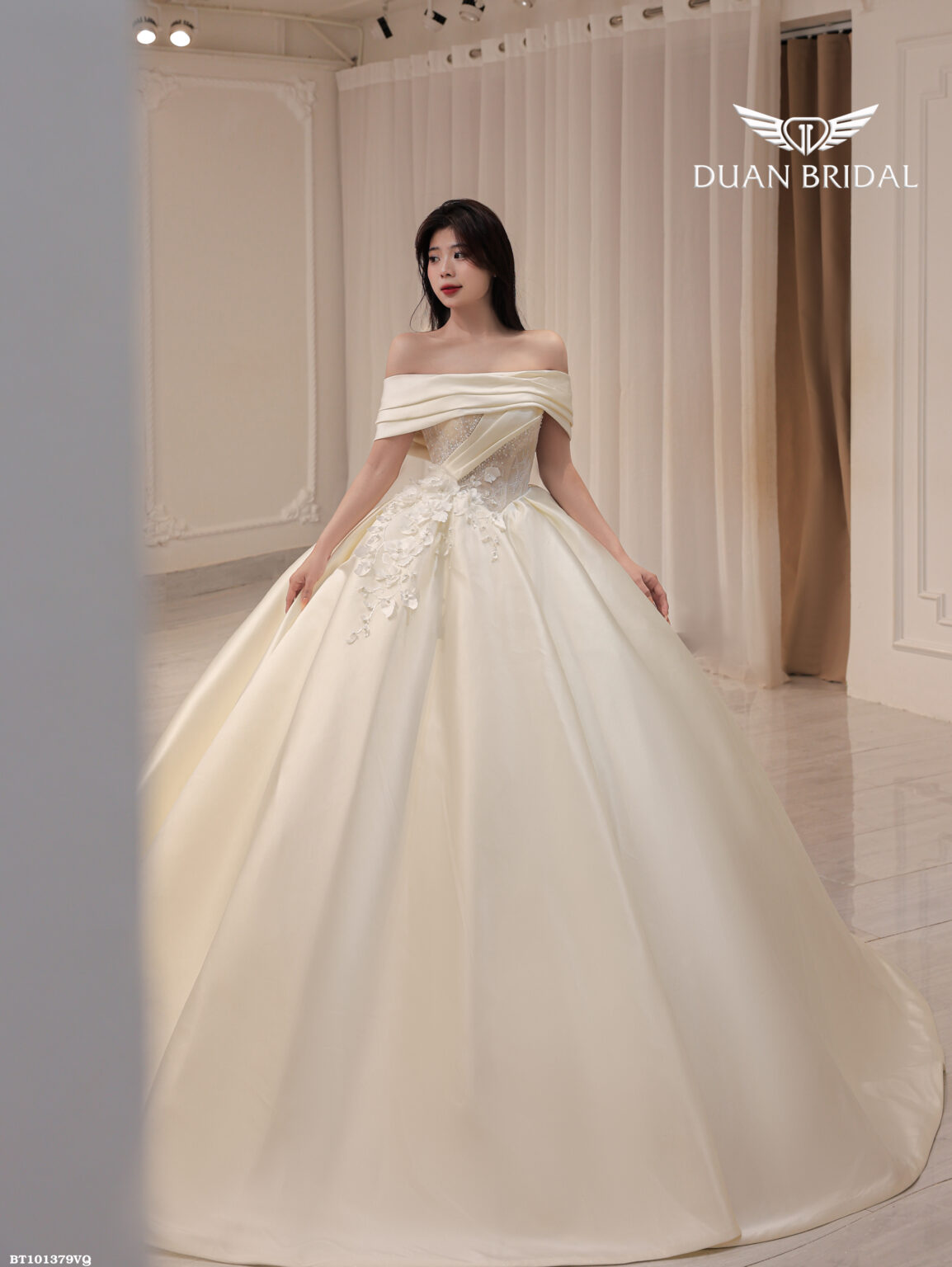 Auryn - off-shoulder ball gown wedding dress - 4