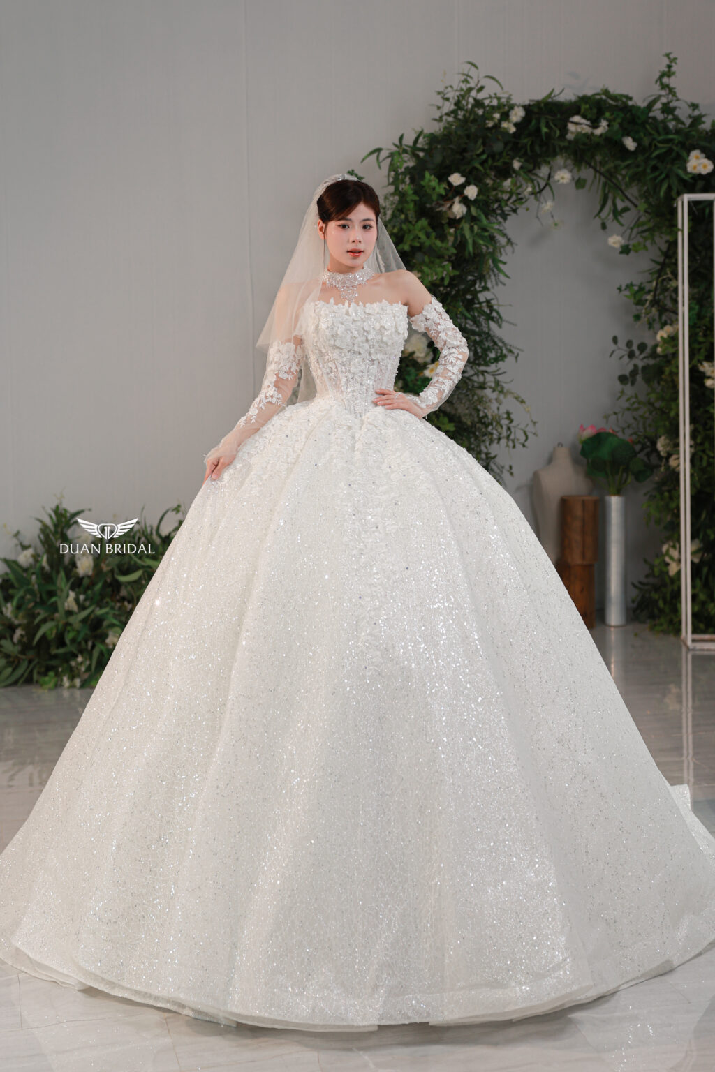 Azalaia - Detachable sleeve ball gown with corset – royal style wedding dress
