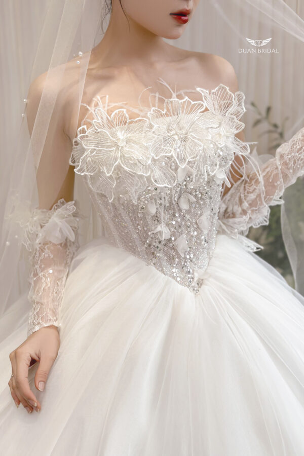 Azréa - Detachable sleeve ball gown with floral lace - 2