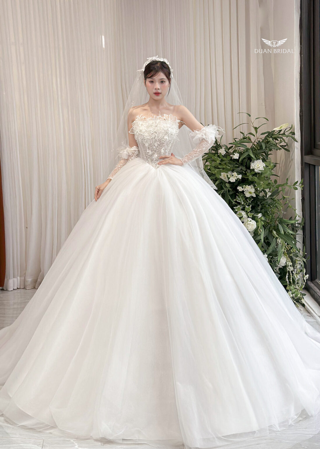 Azréa - Detachable sleeve ball gown with floral lace - 4