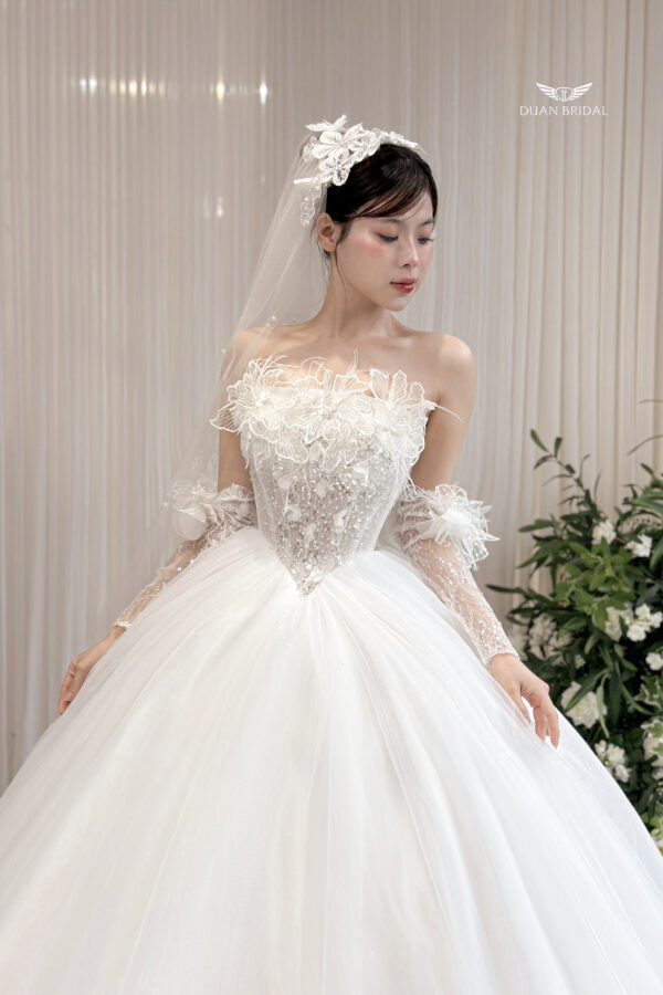 Azréa - Detachable sleeve ball gown with floral lace