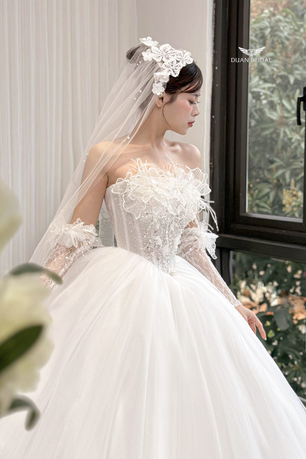 Azréa - Detachable sleeve ball gown with floral lace - 3