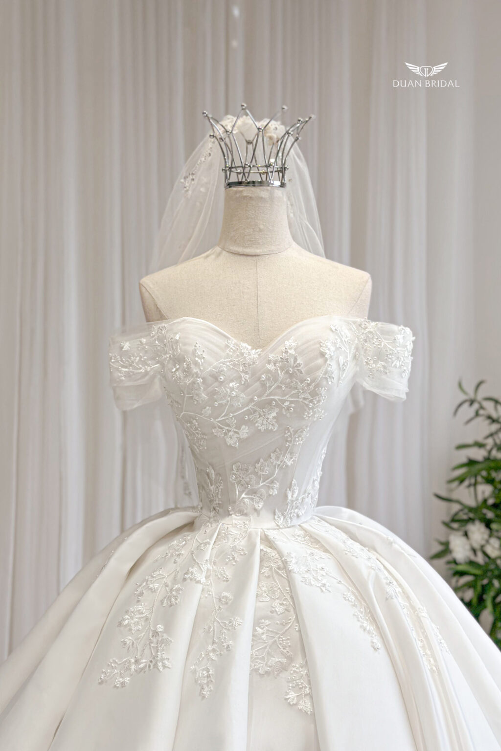 Sylvyn - off-shoulder ball gown wedding dress - 3