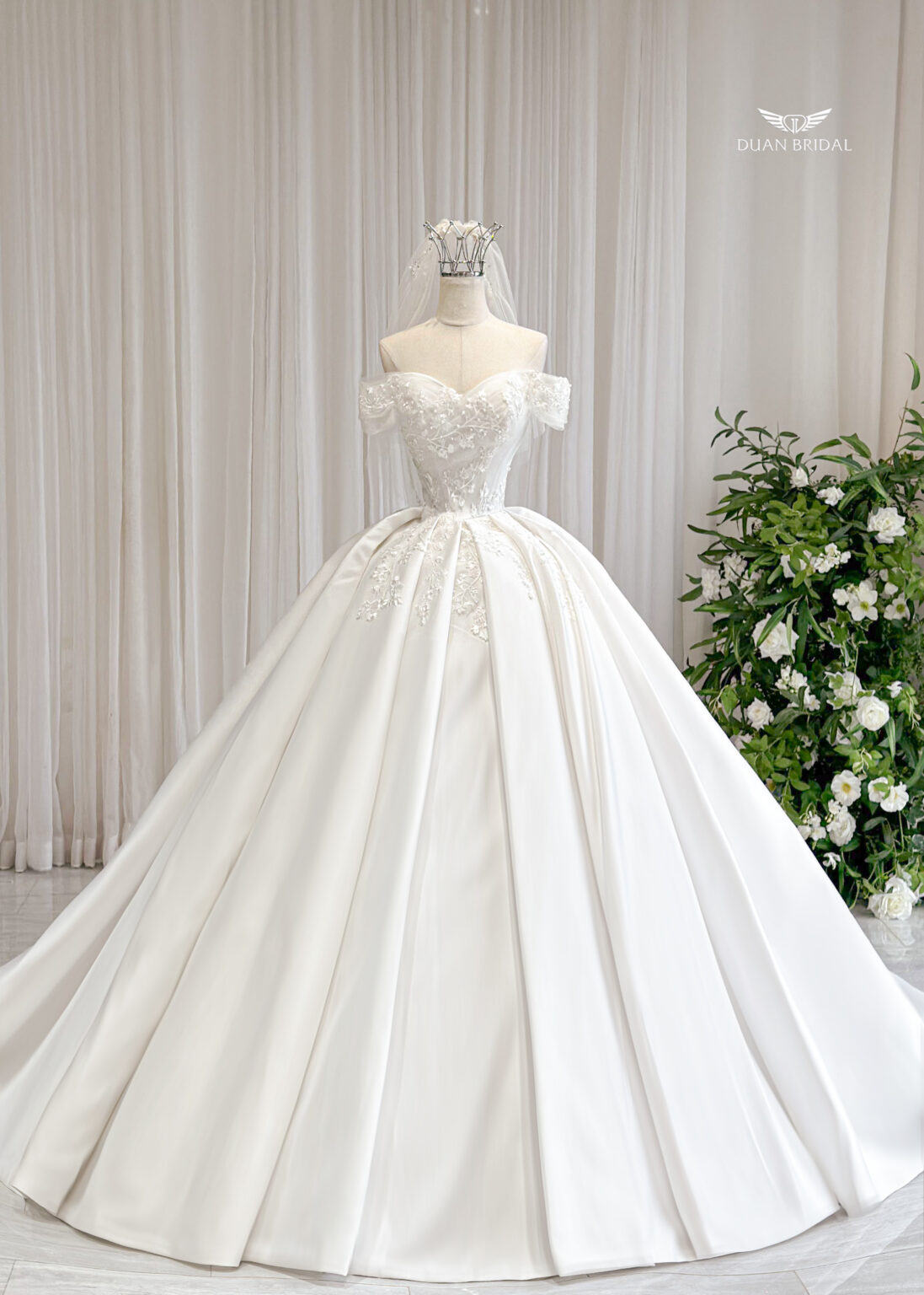 Sylvyn - off-shoulder ball gown wedding dress - 4