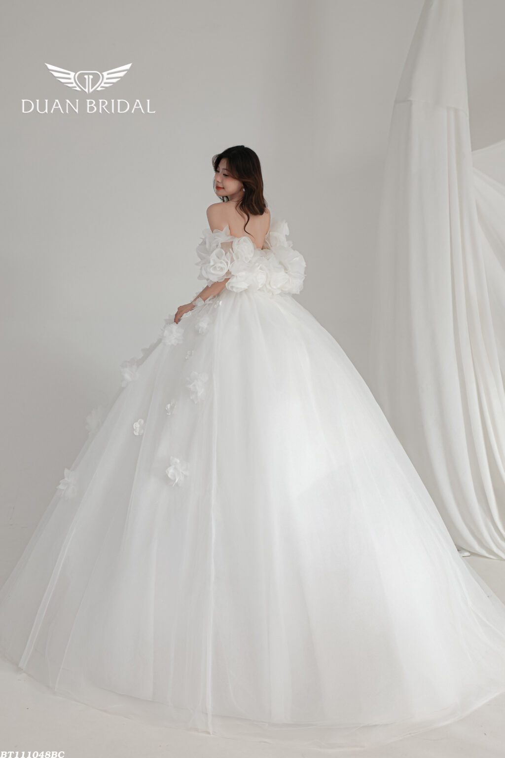 Sylvaine - detachable sleeve ball gown wedding dress - 4